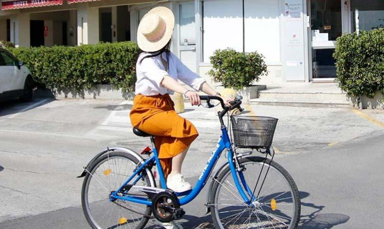 Persona in bici davanti all'Hotel Palace.