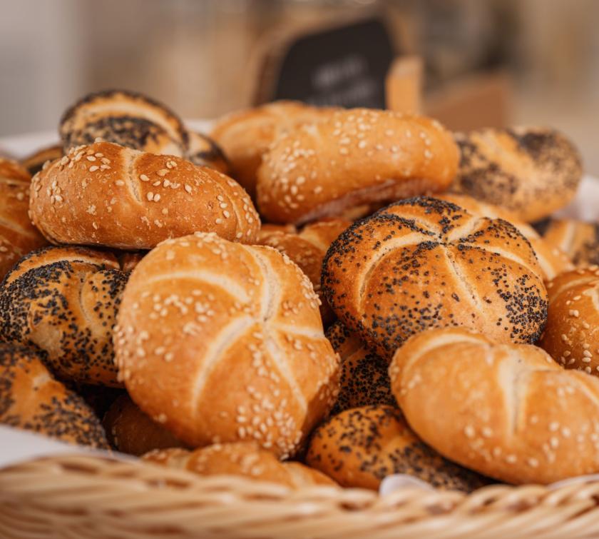 Cestino di panini freschi con semi di sesamo e papavero.